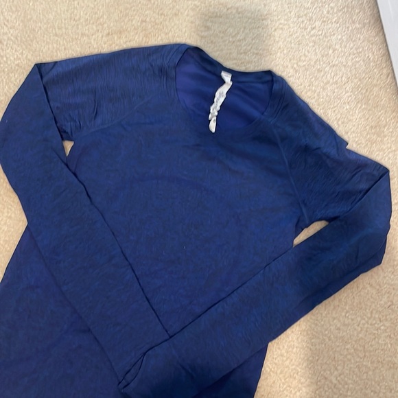 Lululemon long sleeve workout tee size 6. Worn once - Picture 1 of 3